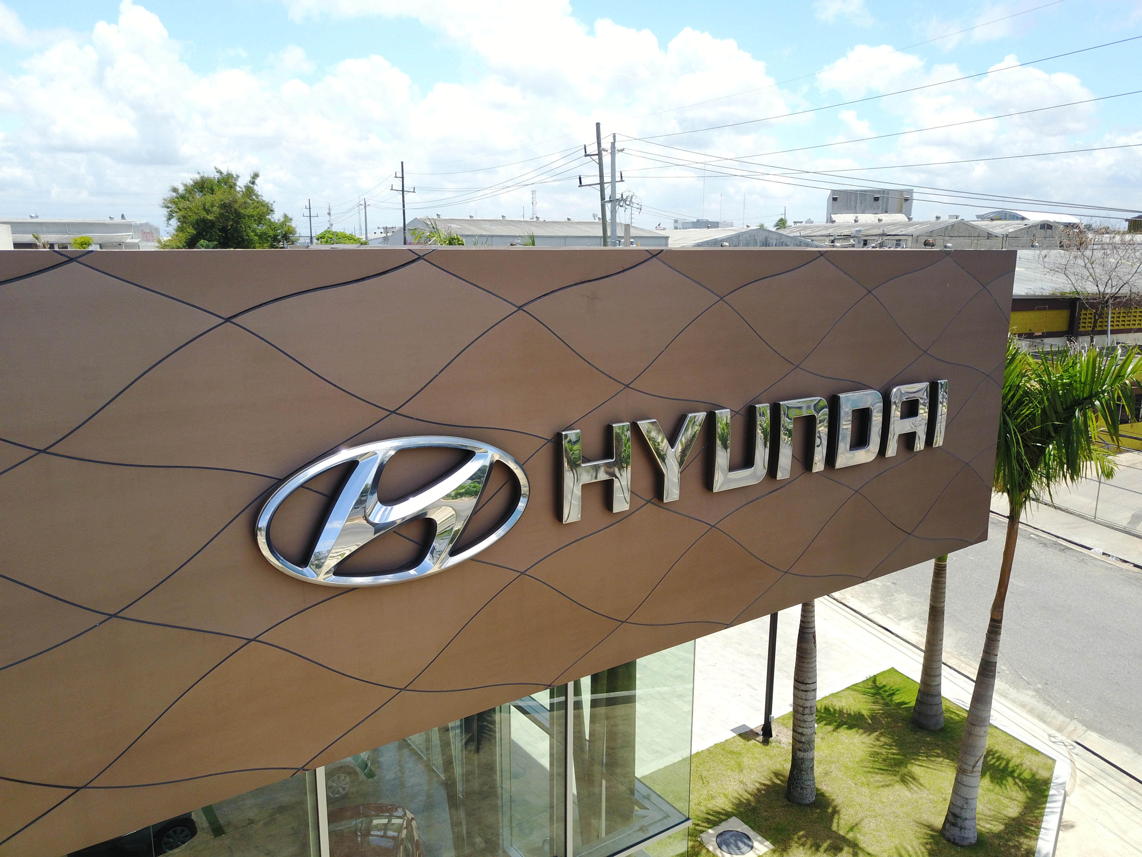 Magna Motors Ave. Luperón tiene un letrero en aluminio que se encuentra en el exterior de la sucursal con el logo de la marca Hyundai