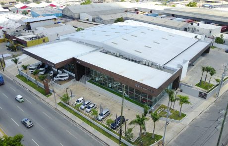Magna Motors Ave. Luperón branch located in Santo Domingo, has an outdoor showroom and a parking lot.