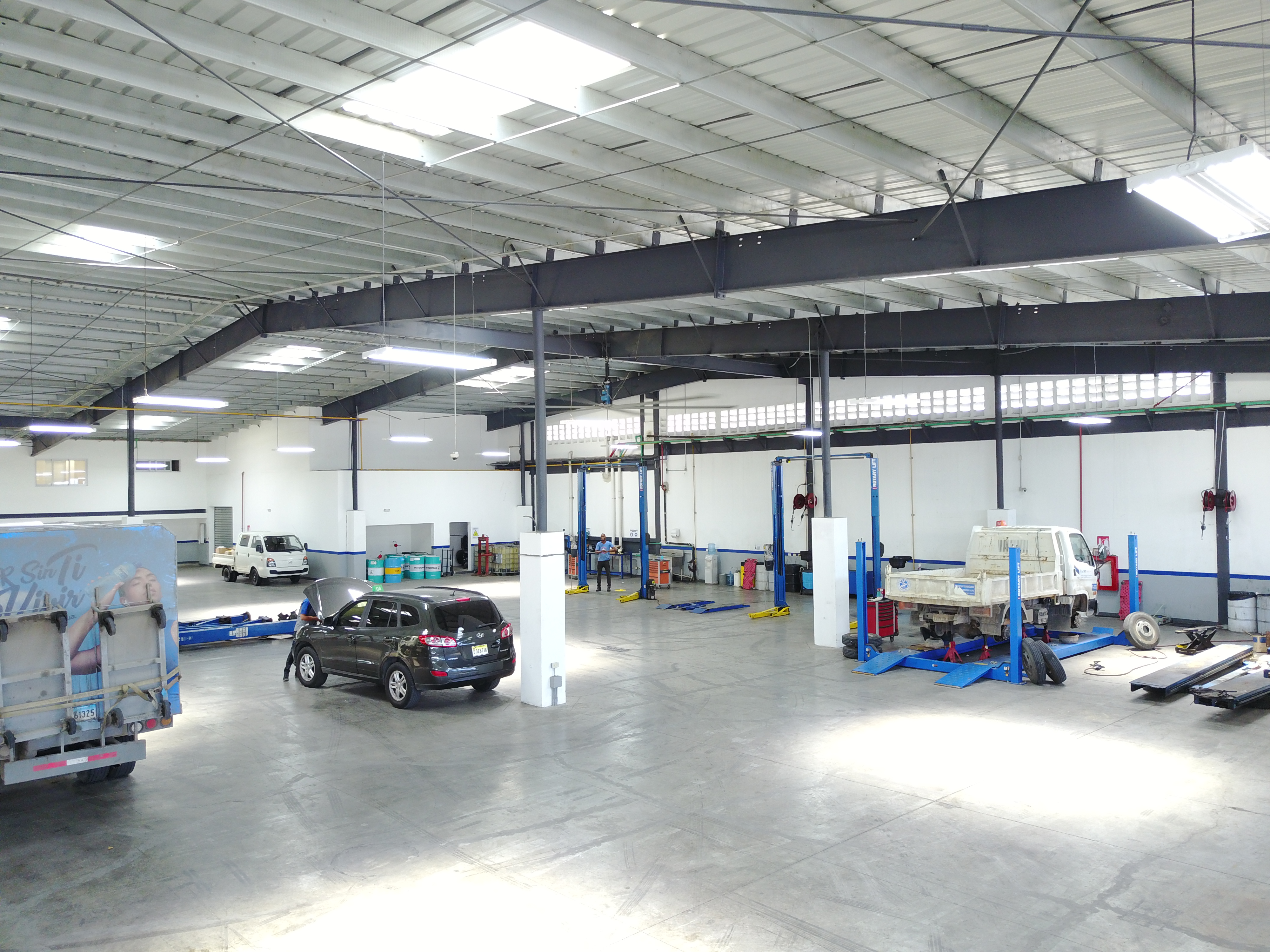 Magna Motors Ave. Luperón two vehicles are repaired in vehicle repair shop