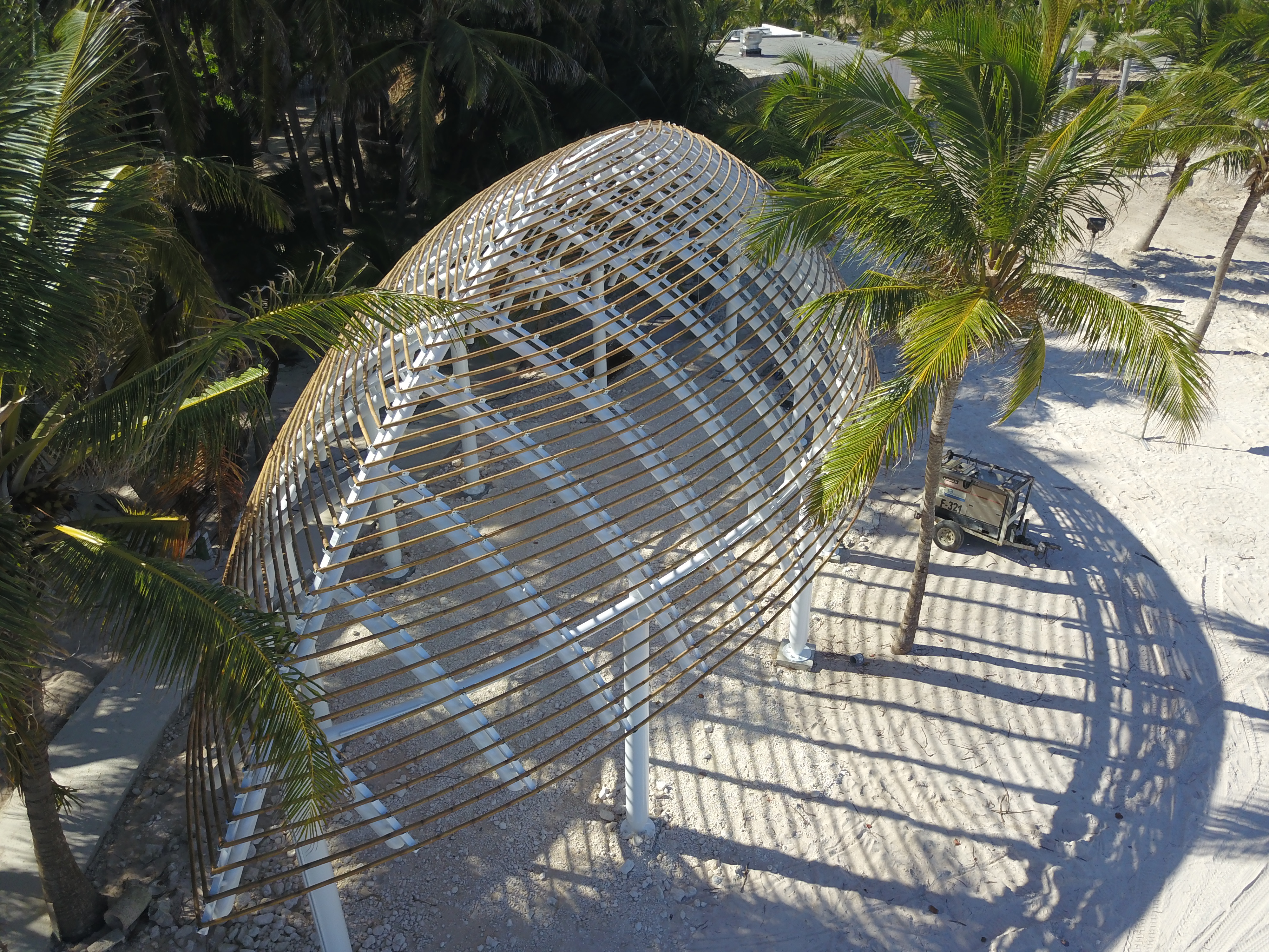 Playa Blanca Restaurant fue construido en estructuras metalicas, y la estructura posee recubrimientos especiales para proteger la pintura de la sal asi evitar la corrosion por su cercanía con la playa.