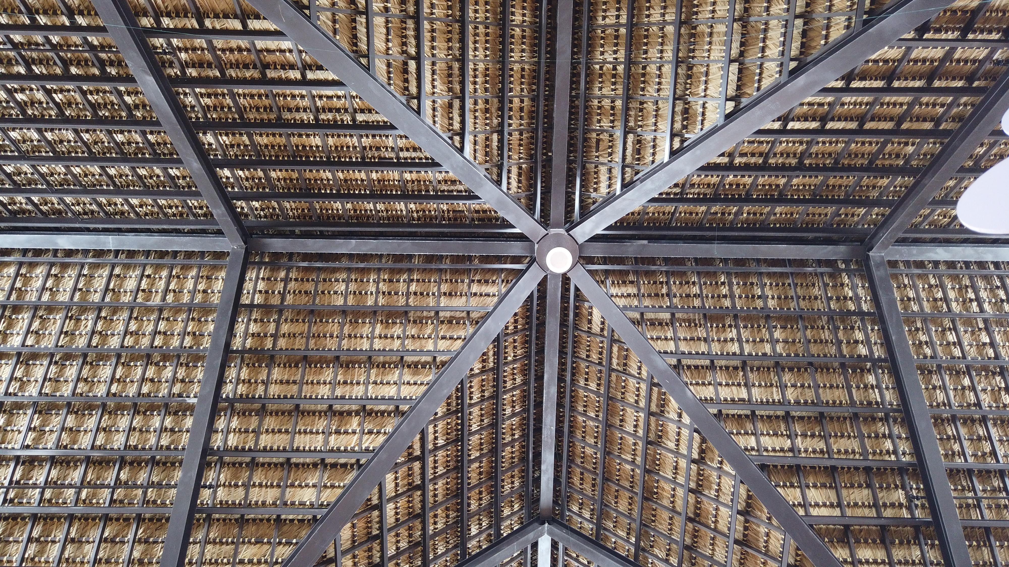 Blue Mall Punta Cana ubicado en Bavaro con techo compuesto de estructuras de acero y elementos de la naturaleza