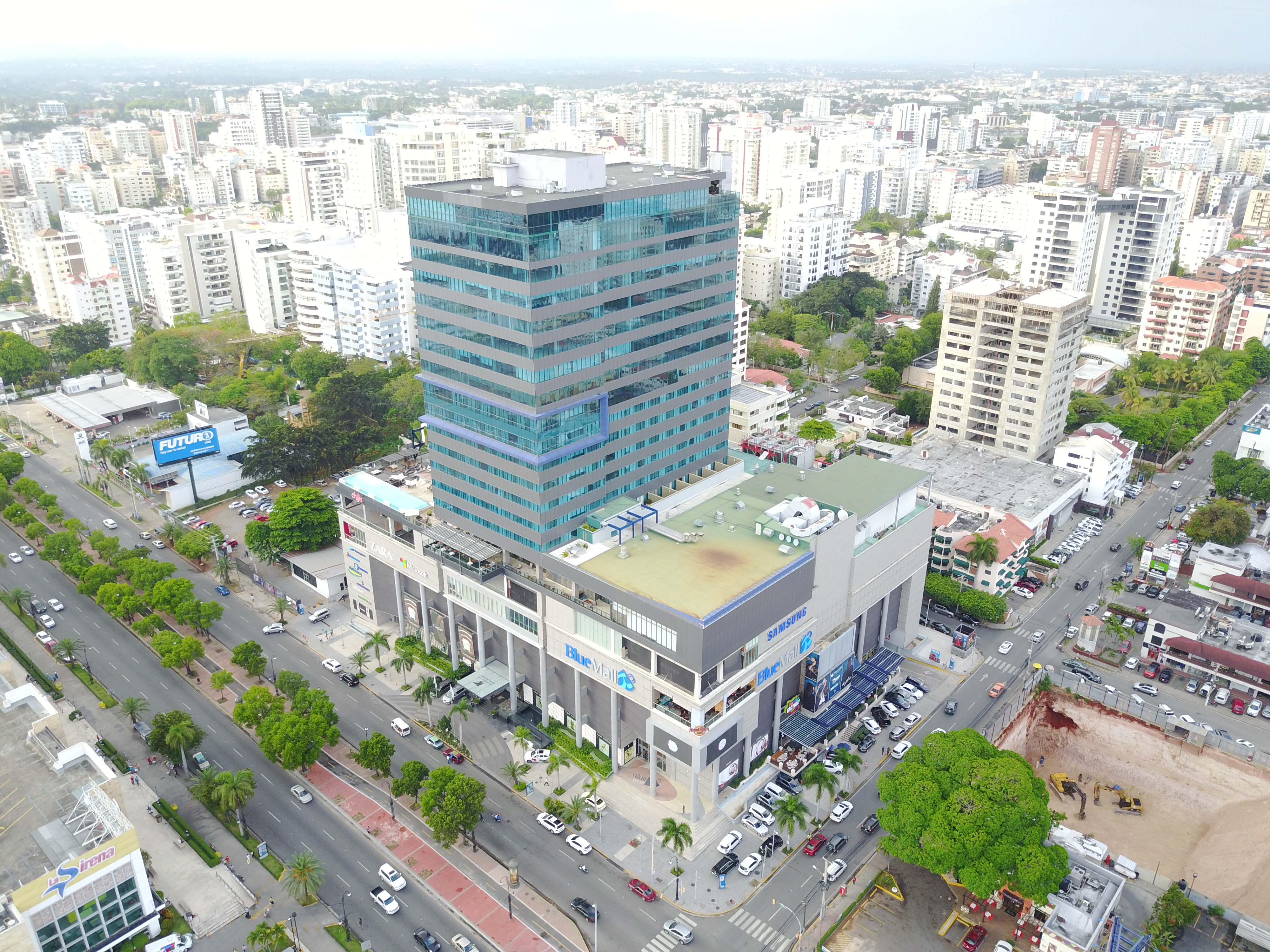 Blue Mall Santo Domingo, located at Av. Winston Churchill is a multilevel building made of metal structures.
